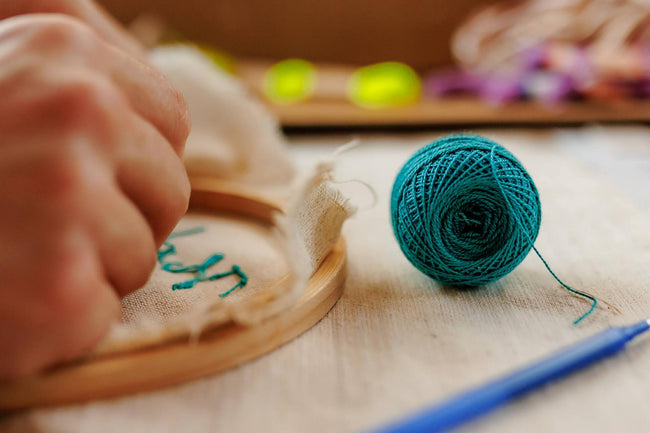 Șezătoare de broderie pe pandantive