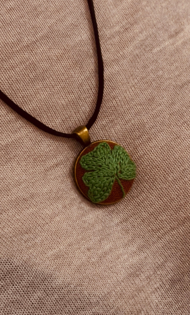 Șezătoare de broderie pe pandantive